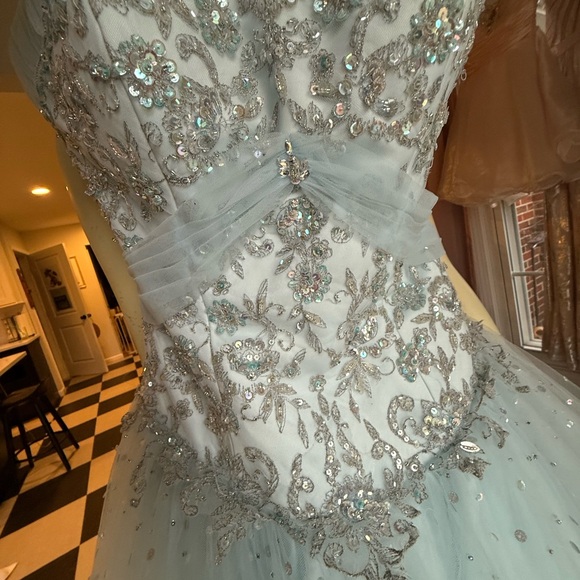 Stunning Morrie Lee Ball Gown – Perfect for Quinceañera, Prom, or Formal Events - Picture 3 of 7